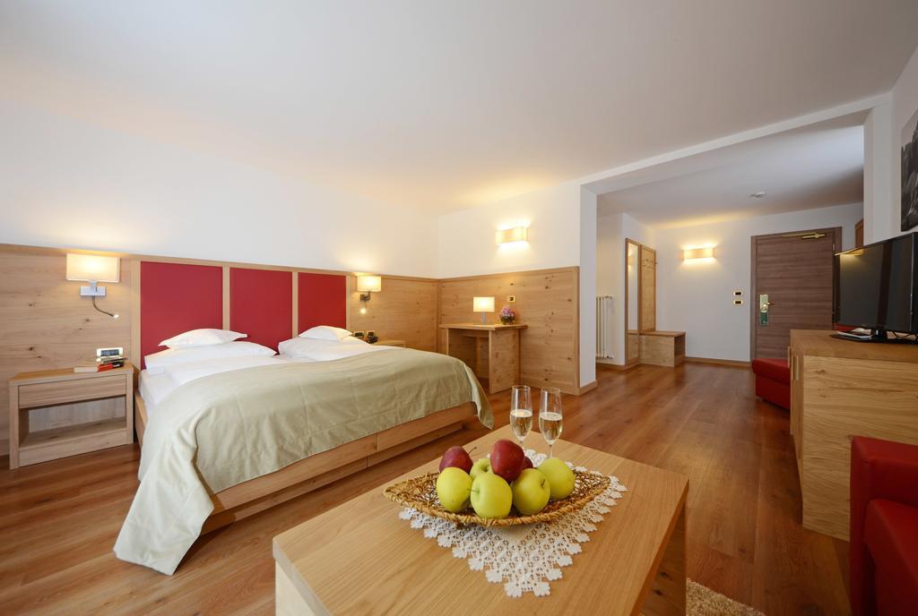 Hotel Gran Paradis Campitello di Fassa Rum bild